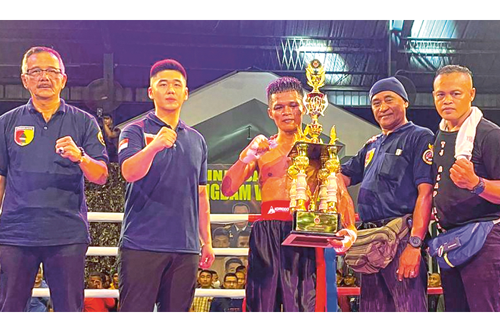 GELAR PERTANDINGAN TINJU: Billy Handiwiyanto (dua dari kiri) bersama Stefanus Budi Juwono dan promotor Nouke Norimarna (dua dari kanan) saat memberikan penghargaan kepada petinju di GOR Hayam Wuruk. - Image
