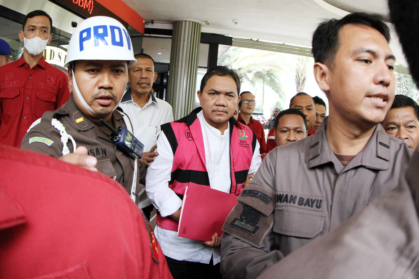 Anggota BPK Achsanul Qosasi Tersangka Kasus BTS mengenakan rompi tahanan usai ditetapkan menjadi tersangka oleh Kejaksaan Agung terkait kasus dugaan korupsi terkait proyek BTS 4G Kominfo. - Image