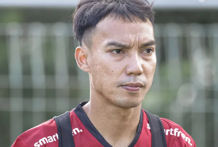 Pemain Bali United Novri Setiawan kolaps di laga kontra PSS. - Image