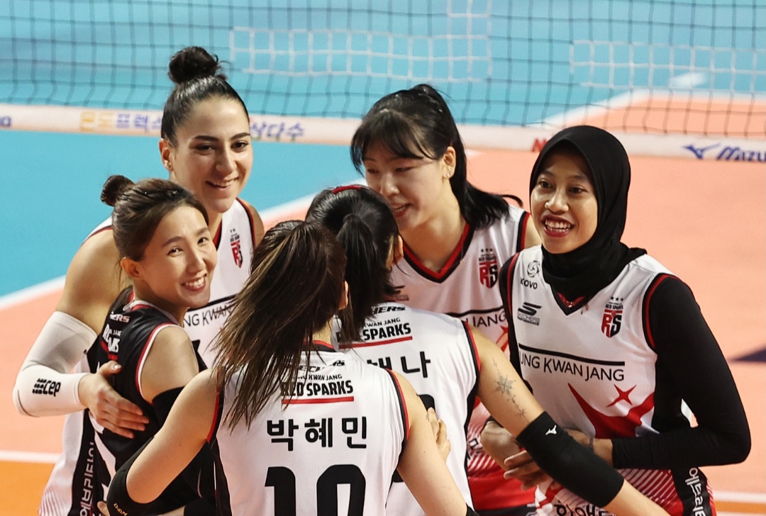 Megawati dan Tim Jung Kwan Jang Red Spark dalam sebuah pertandingan./News Naver - Image