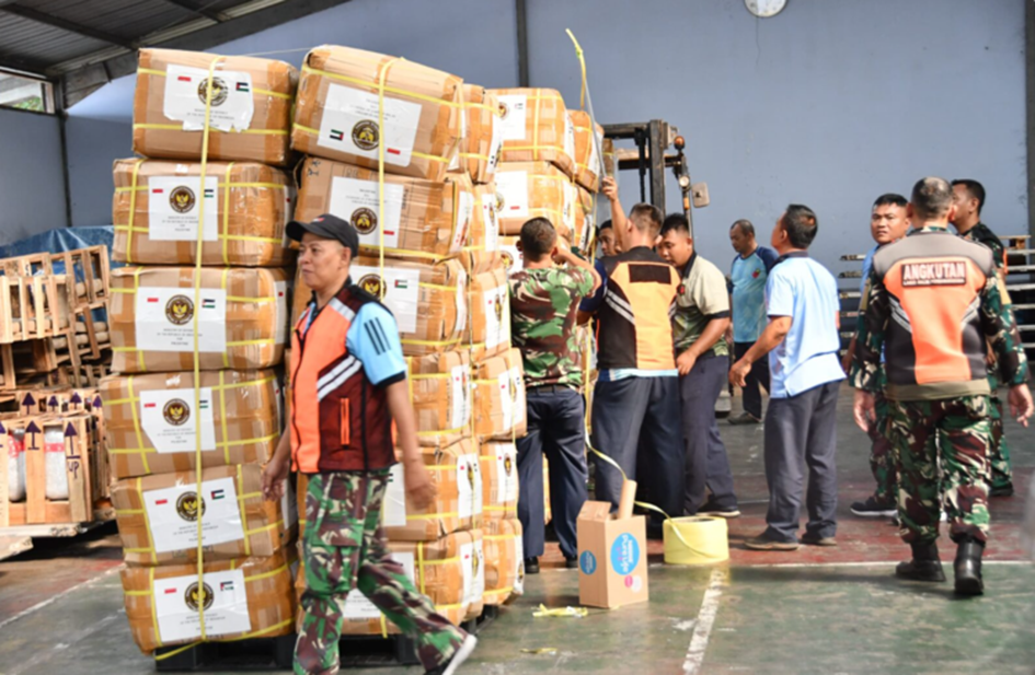 TNI AU merapikan bantuan logistik yang akan dikirimkan kepada Palestina untuk bantuan Kemanusiaan/ tangkapan layar Web TNI AU - Image