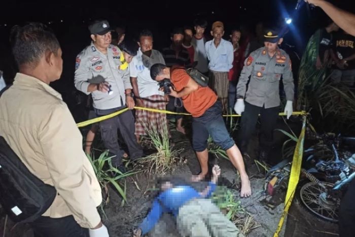 Seorang petani di desa Cantel Ngawi ditemukan tewas di kebun dengan kondisi luka bakar dan tertindih motor. - Image