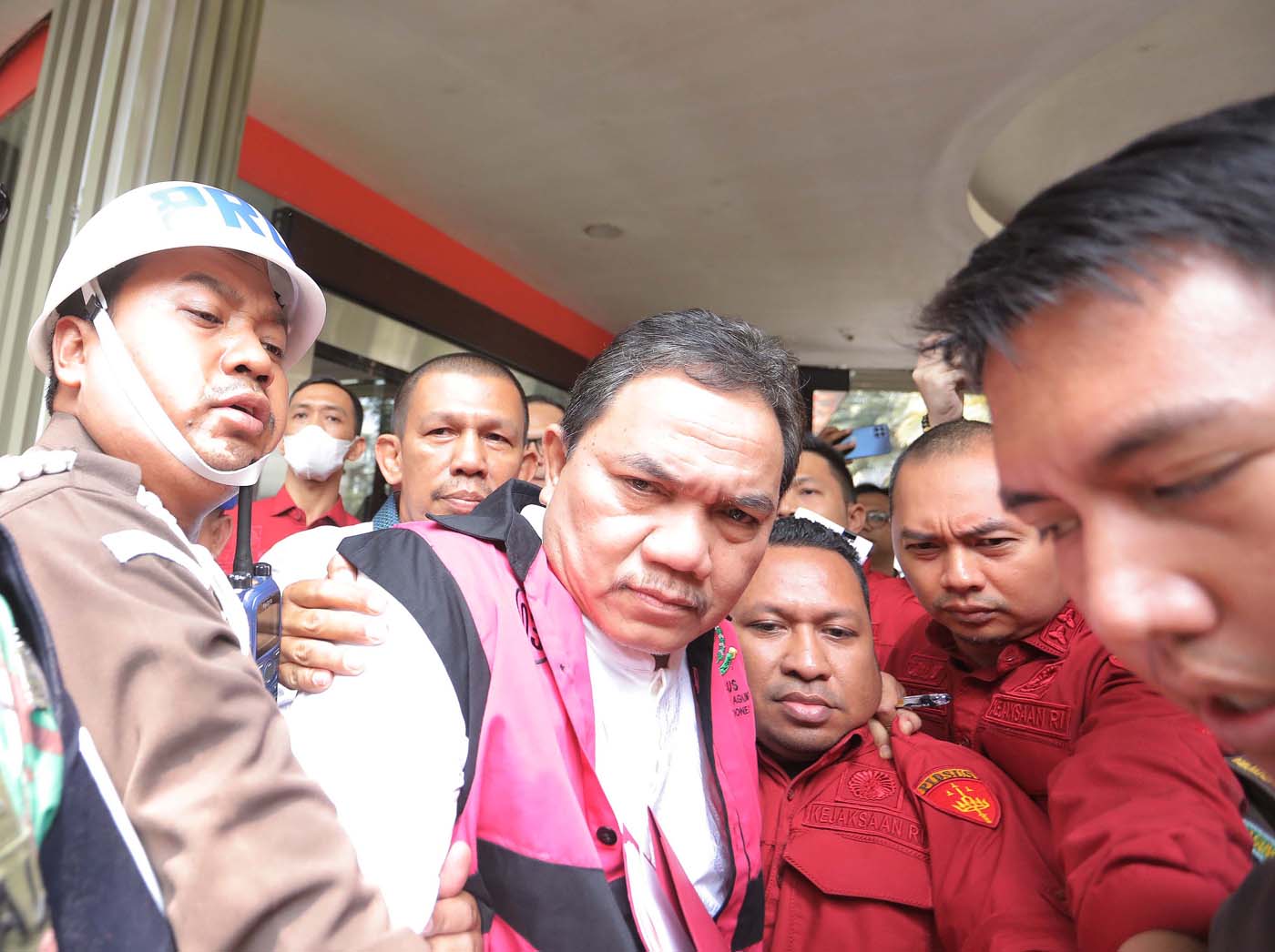 Anggota III BPK RI Achsanul Qosasi (tengah) berjalan menuju mobil tahanan usai ditetapkan tersangka di Kejaksaan Agung, Jakarta, Jumat (3/11/2023). - Image