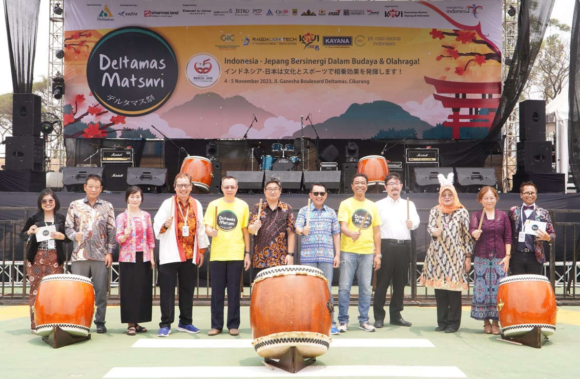 Prosesi tabuh gendang untuk membuka acara Deltamas Matsuri 2023. Deltamas Matsuri merupakan festival kebudayaan Jepang-Indonesia yang digelar oleh PT Puradelta Lestari Tbk melalui Kota Deltamas. - Image