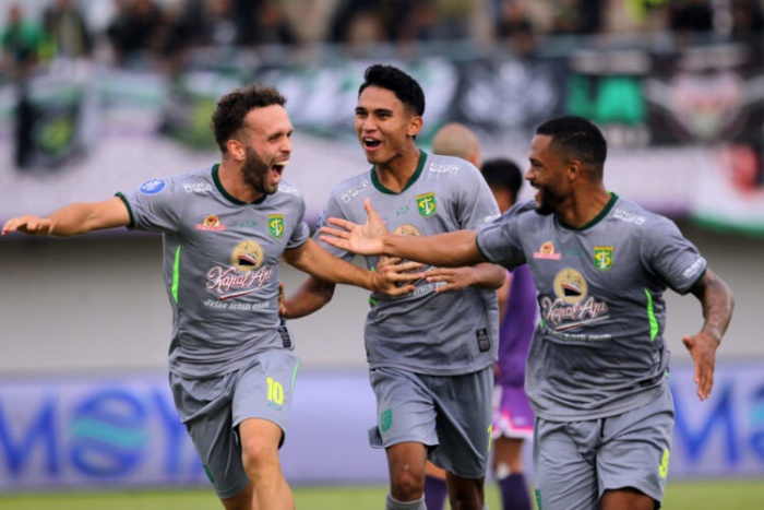 Paulo Victor (kanan) dan Ze Valente (kiri) santer dikabarkan bakal dilepas dengan status pinjaman, walau manajemen Persebaya masih bungkam. (Haritsah Almudatsir/Jawa Pos) - Image