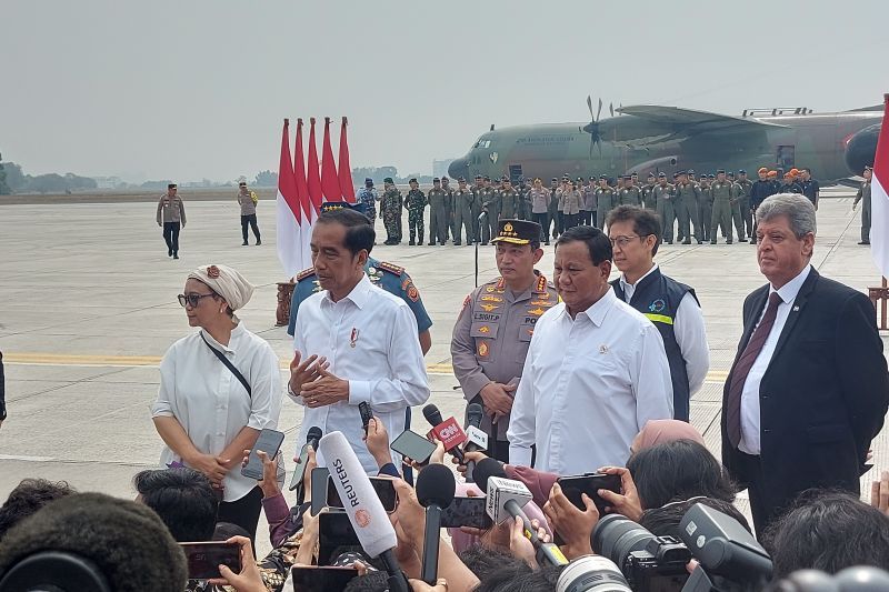 Presiden RI Joko Widodo saat menyampaikan keterangan kepada wartawan terkait pengiriman bantuan kemanusiaan untuk Palestina di Base Ops LanuHalim Perdanakusuma, Jakarta, Sabtu (4/11/2023). - Image