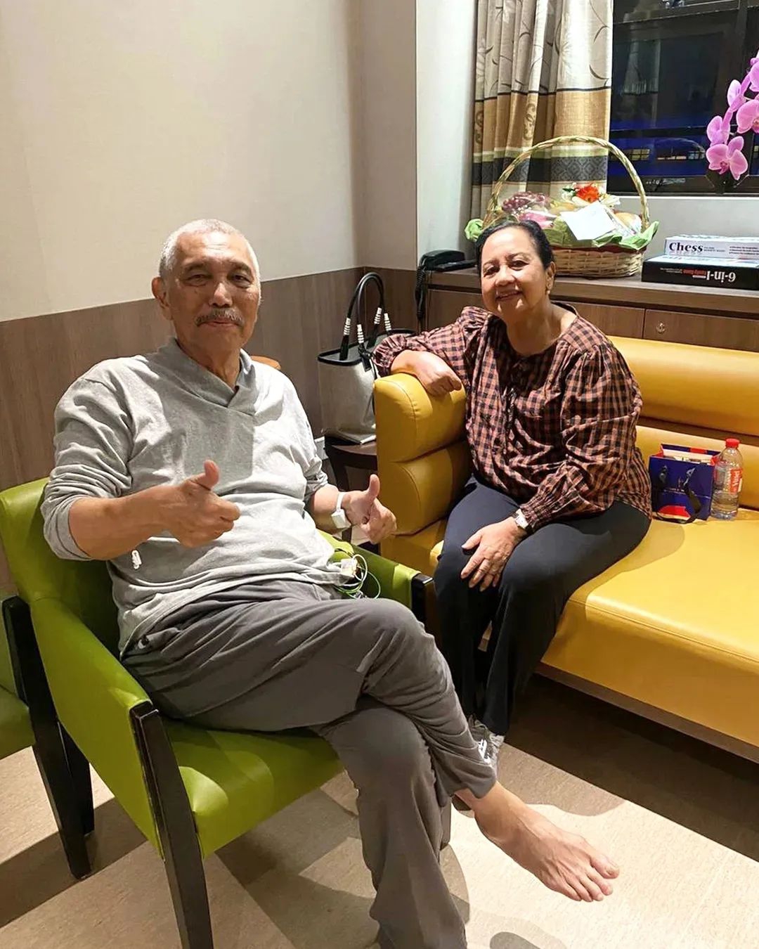 Potret Menko Luhut Binsar Panjaitan bersama sang Istri di Singapura. Sumber: Instagram Luhut Binsar Panjaitan. - Image