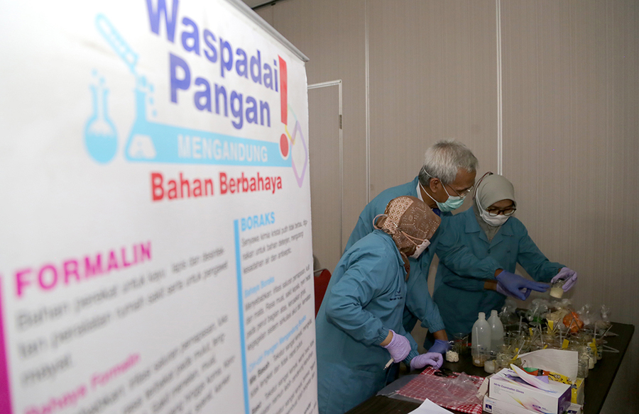 Pemkot Surabaya bersama BBPOM melakukan uji sampel makanan. Sumber: Surabaya.go.id - Image