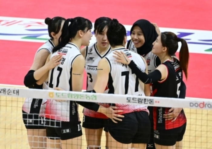 Megawati Hangestri (hijab) membawa Jung Kwan Jang Red Spark menang atas AI Pepper Savings Bank di Gwangju Pepper Stadium. (KOVO) - Image