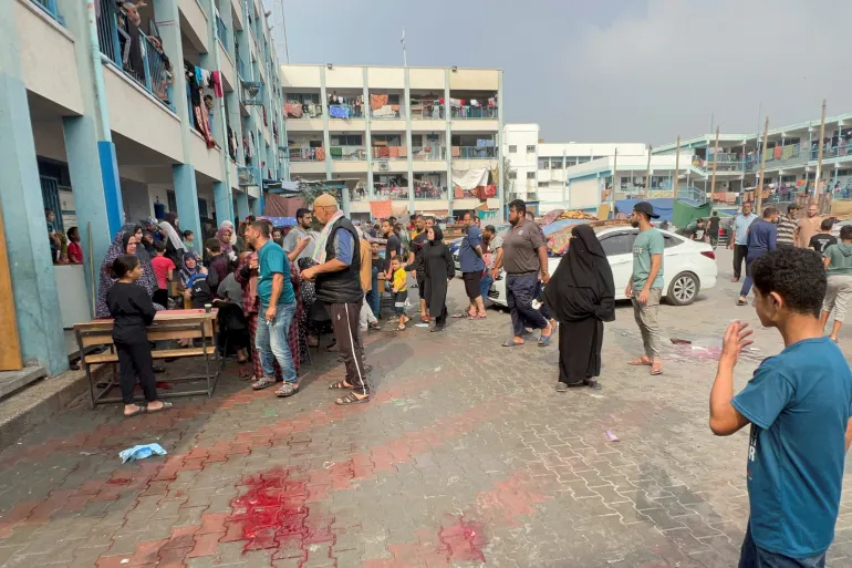 Reaksi warga Palestina terhadap sekolah yang dikelola PBB yang menampung para pengungsi, menyusul serangan Israel di Jabalia di Jalur Gaza utara. - Image