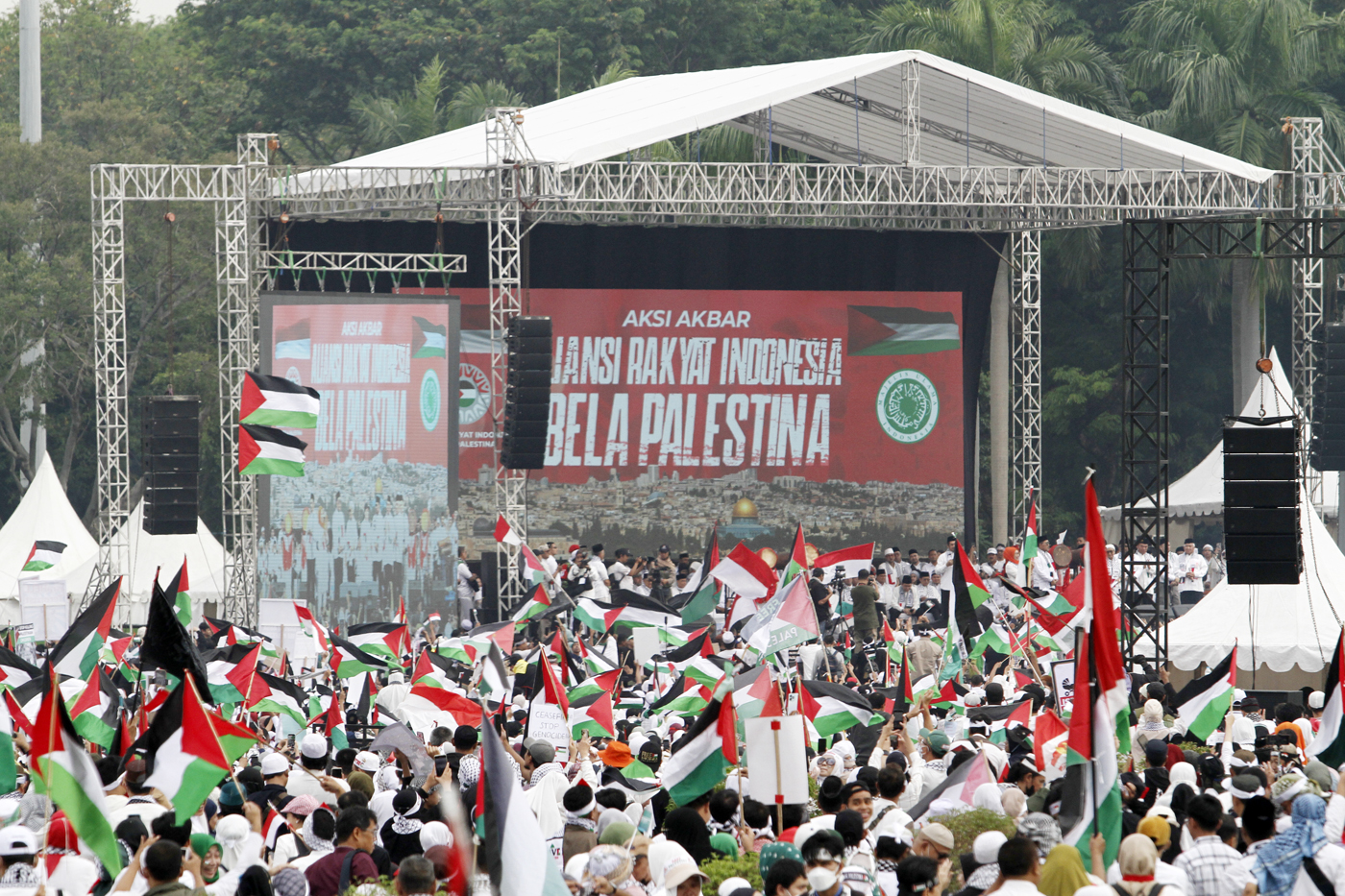 Ribuan massa aksi bela Palestina memadati kawasan silang Monumen Nasional (Monas), Jakarta, Minggu (05/11/2023). - Image