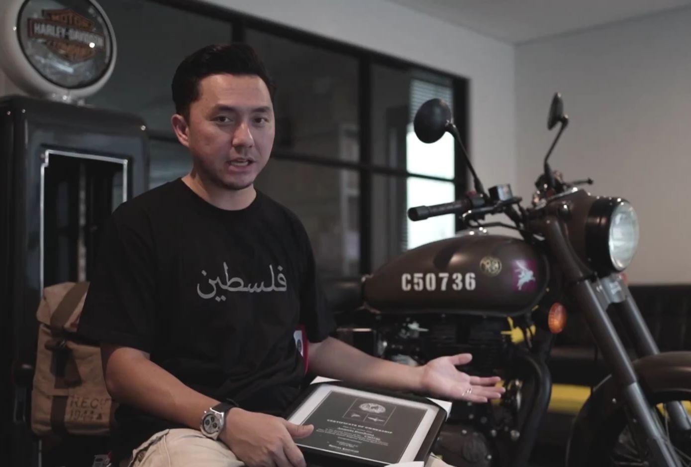 Video Ananda Omesh yang melakukan lelang motor di Instagram. Seluruh hasil penjualannya akan disumbangkan untuk warga Palestina. (Tangkapan layar Instagram @omeshomesh) - Image
