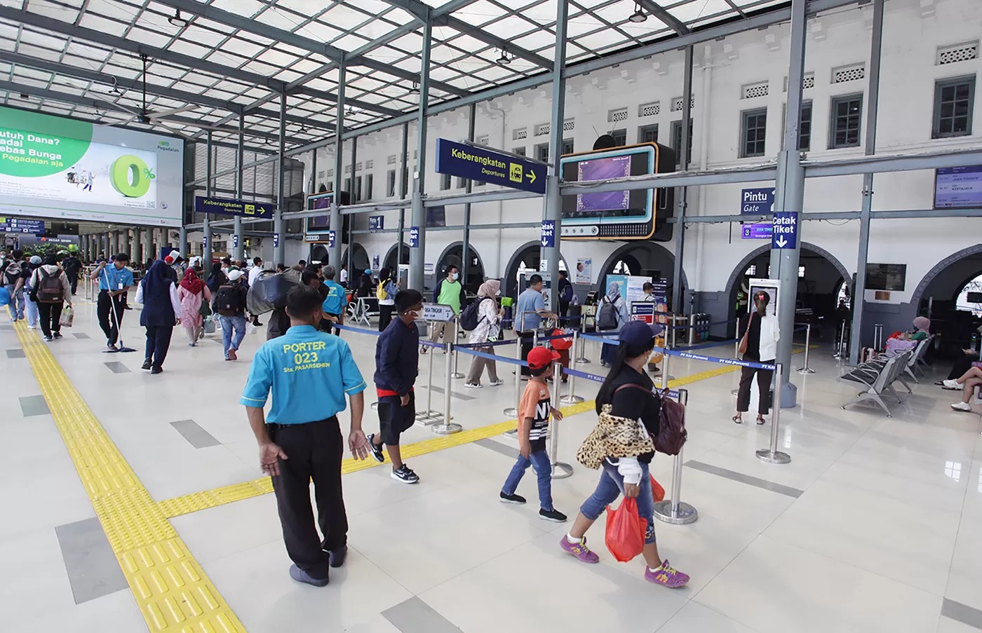 Suasana pemudik di Stasiun Pasar Senen, Jakarta, Rabu (28/6/2023). Foto: Dery Ridwansah/ JawaPos.com (DERY RIDWANSAH) - Image