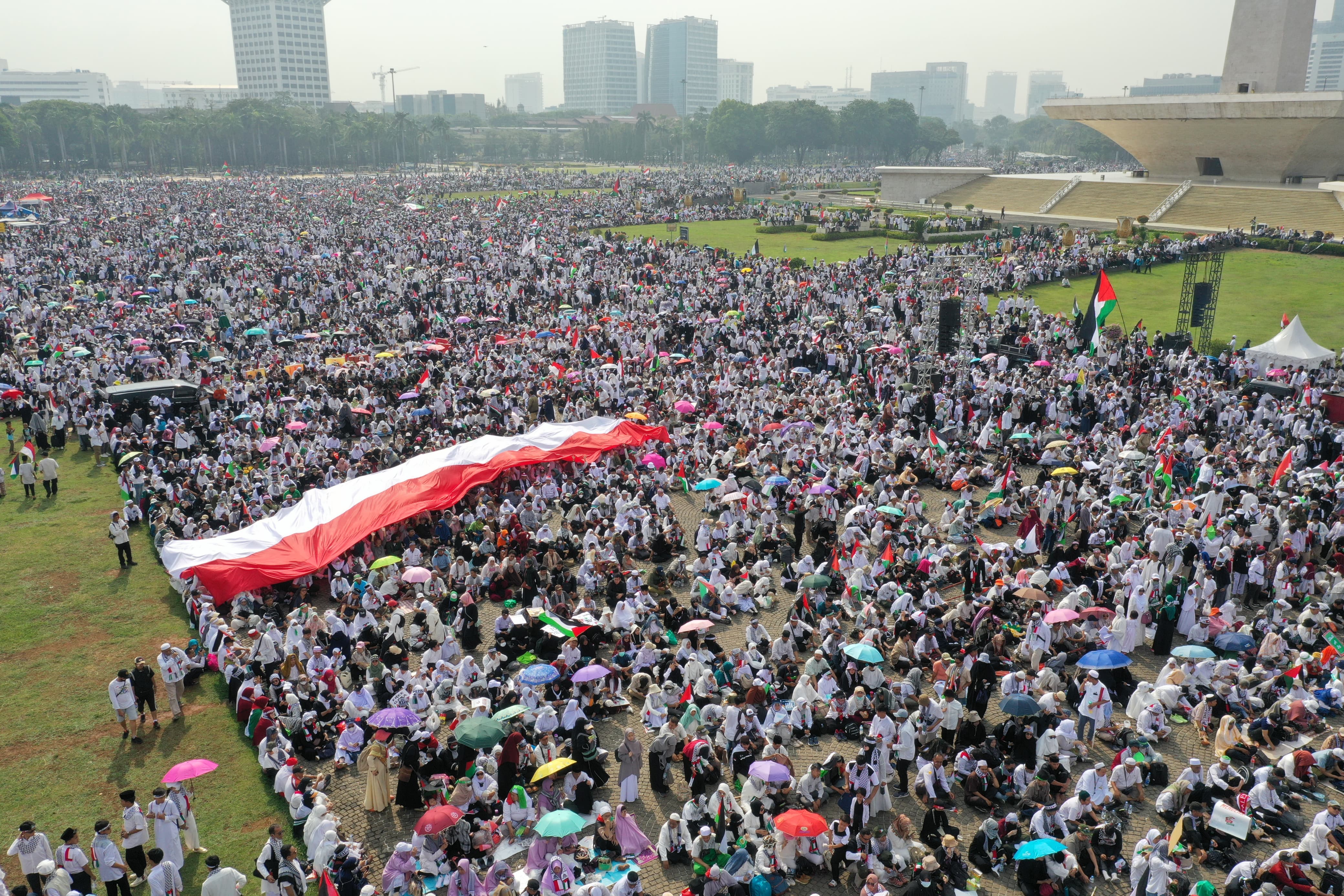 Ribuan massa aksi bela Palestina memadati kawasan silang Monumen Nasional (Monas), Jakarta, Minggu (05/11/2023). - Image