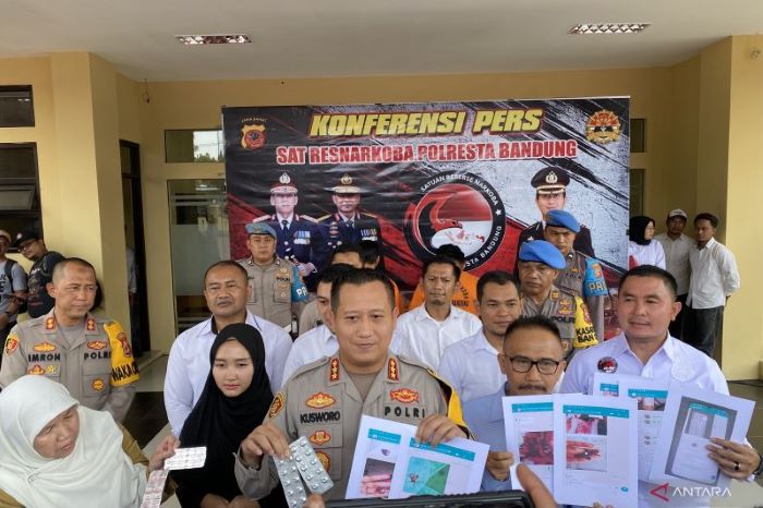 Kapolresta Bandung Kombespol Kusworo Wibowo saat rilis kasus pengedaran obat keras yang dipergunakan untuk praktik aborsi ilegal di Mapolresta Bandung, Kabupaten Bandung, Jawa Barat, Senin (6/11). - Image