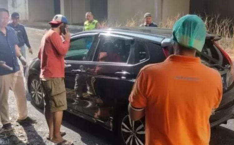 Mahasiswi kedokteran Unair ditemukan tewas di dalam mobilnya yang terparkir di halaman Apartemen Sidoarjo, (JAWA POS) - Image