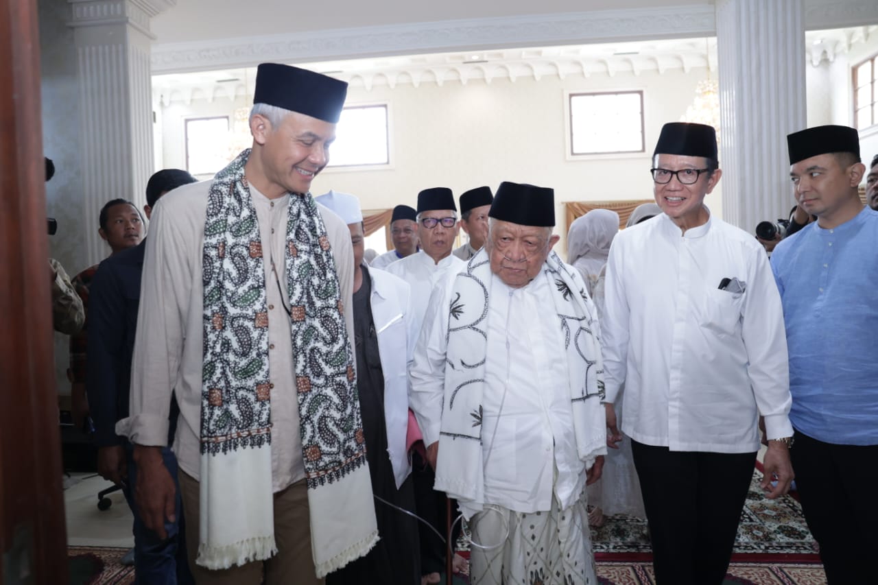 Ganjar Pranowo bersilaturahmi dengan tokoh masyarakat dan agama di Sumatera Selatan di Graha Dakwah Al-Halim, Jl. Dr. M. Isa, Palembang, Sumatera Selatan, Minggu (5/11). - Image