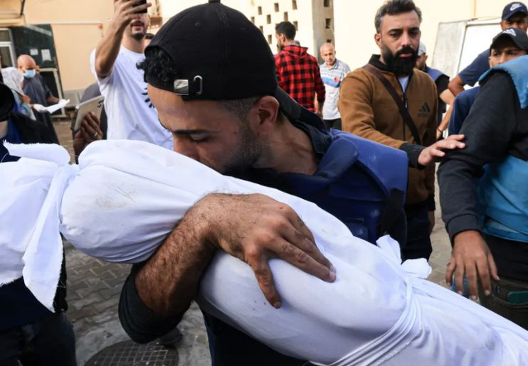 Jurnalis Palestina Mohammed Alaloul kehilangan empat anak dan saudara laki-lakinya. - Image