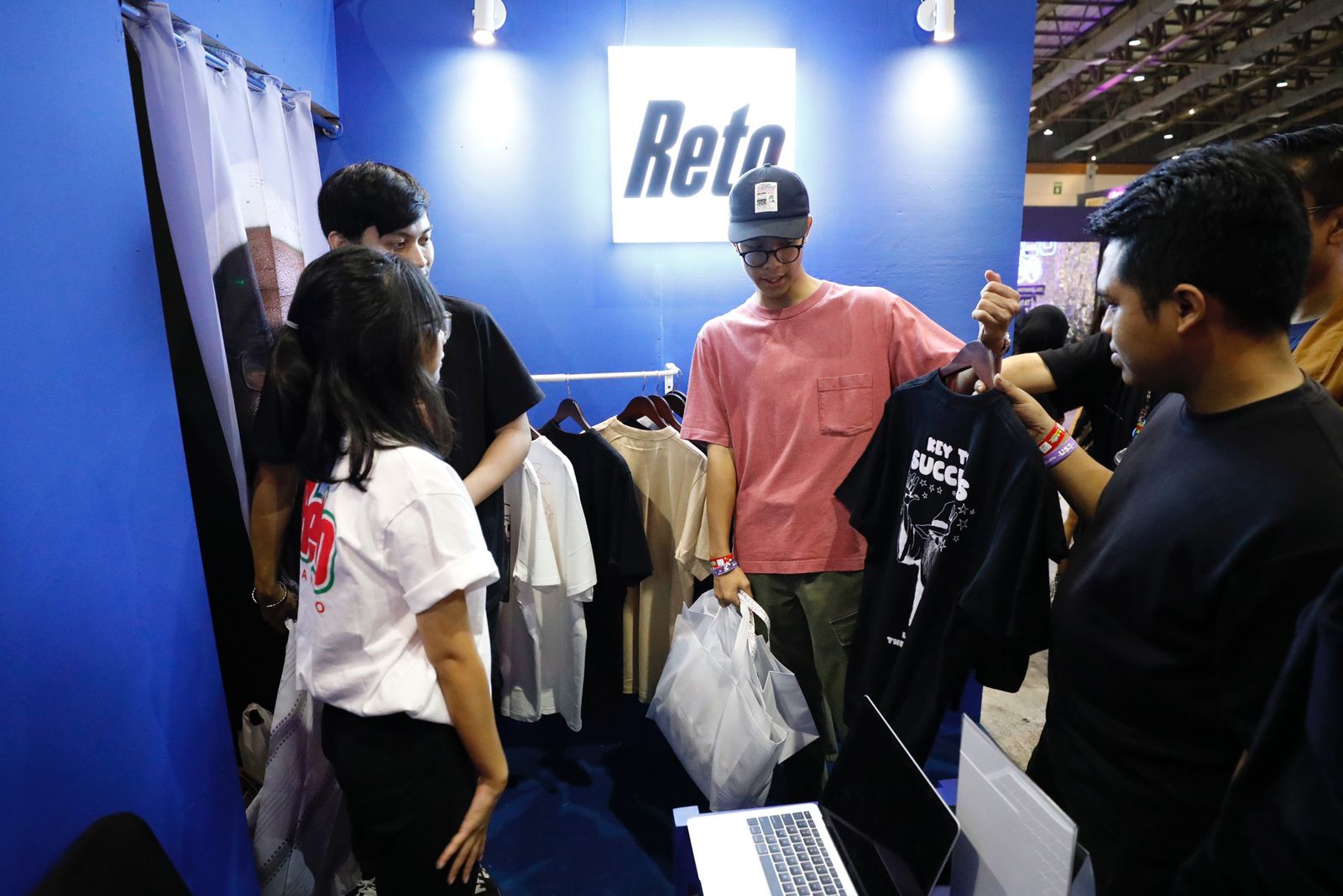 Alam Ganjar memborong produk lokal saat berkunjung ke USS 2023, Jakarta Convention Center (JCC), Sabtu (4/11) malam. (Istimewa) - Image