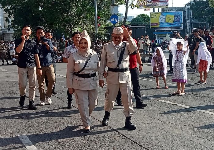Wakil Wali Kota Surabaya Armuji mengikuti Parade Surabaya Juang 2023, jelang peringatan Hari Pahlawan, pada 10 November. - Image
