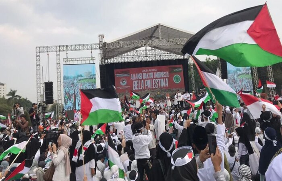 otret massa aksi bela palestina di Monas yang dihadiri beberapa tokoh penting. (akun X (@TMIHARIINI) - Image