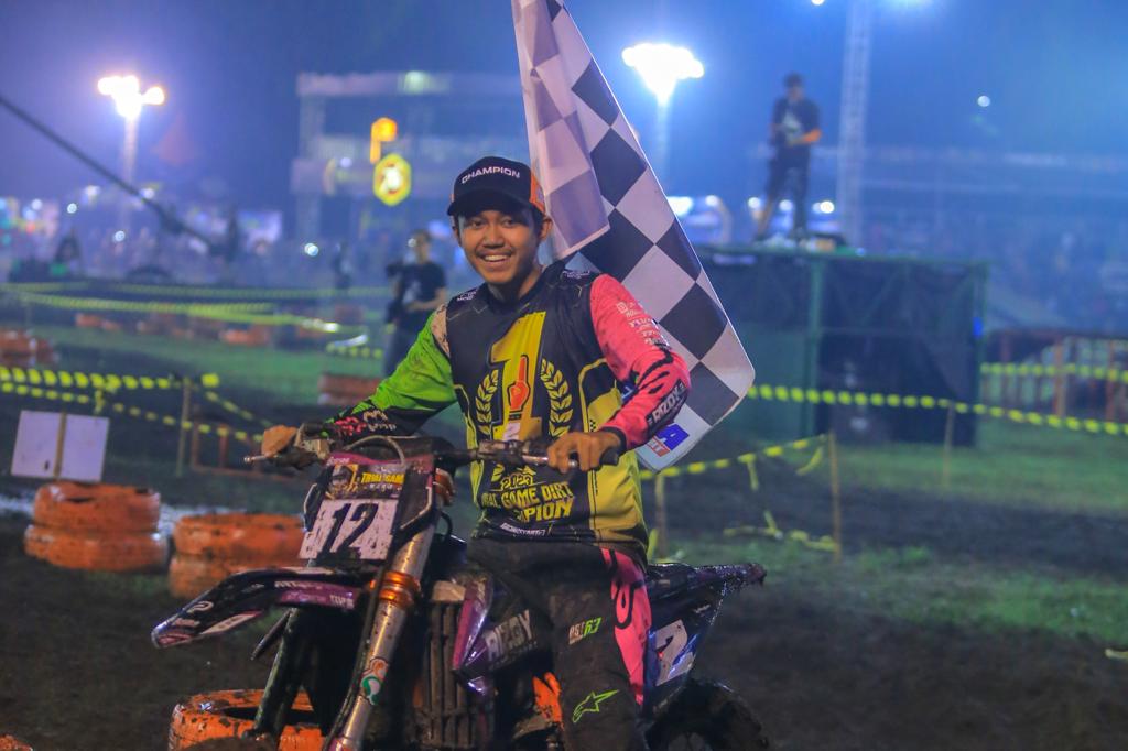 Lantian Juan meraih gelar juara umum di kelas Campuran Open dan FFA Putaran ke-6 Malang dan sekaligus menyabet gelar Juara Umum Trial Game Dirt 2023 di kelas Campuran Open dan FFA - Image