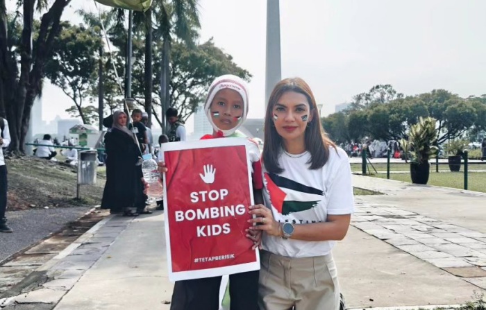 Najwa Shihab melalui partisipasinya dalam demonstrasi untuk mendukung Palestina di Monas (5/11). (Instagram @najwashihab) - Image