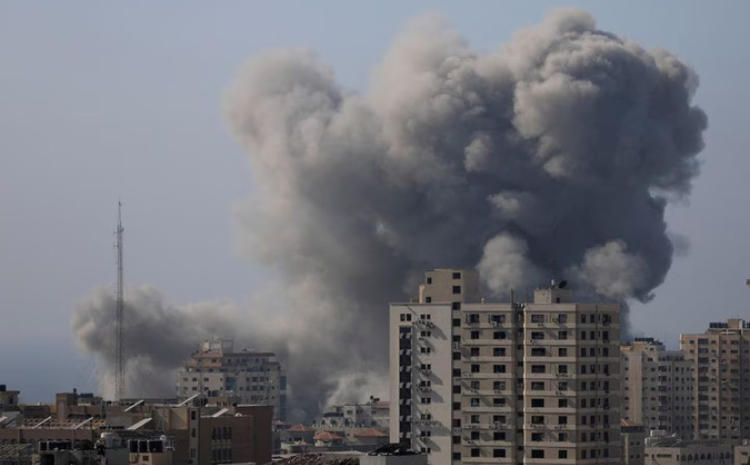 Asap mengepul setelah serangan Israel di Kota Gaza, pada hari Senin (6/11). (Mohammed Al-Masri/REUTERS) - Image