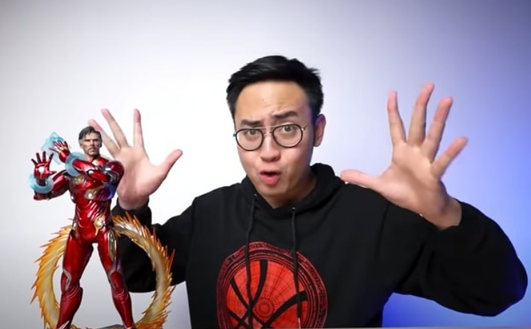 Medy Reynaldi unboxing dan review Hottoys Iron Strange/ sumber : akun YouTube @Medy Renaldy - Image