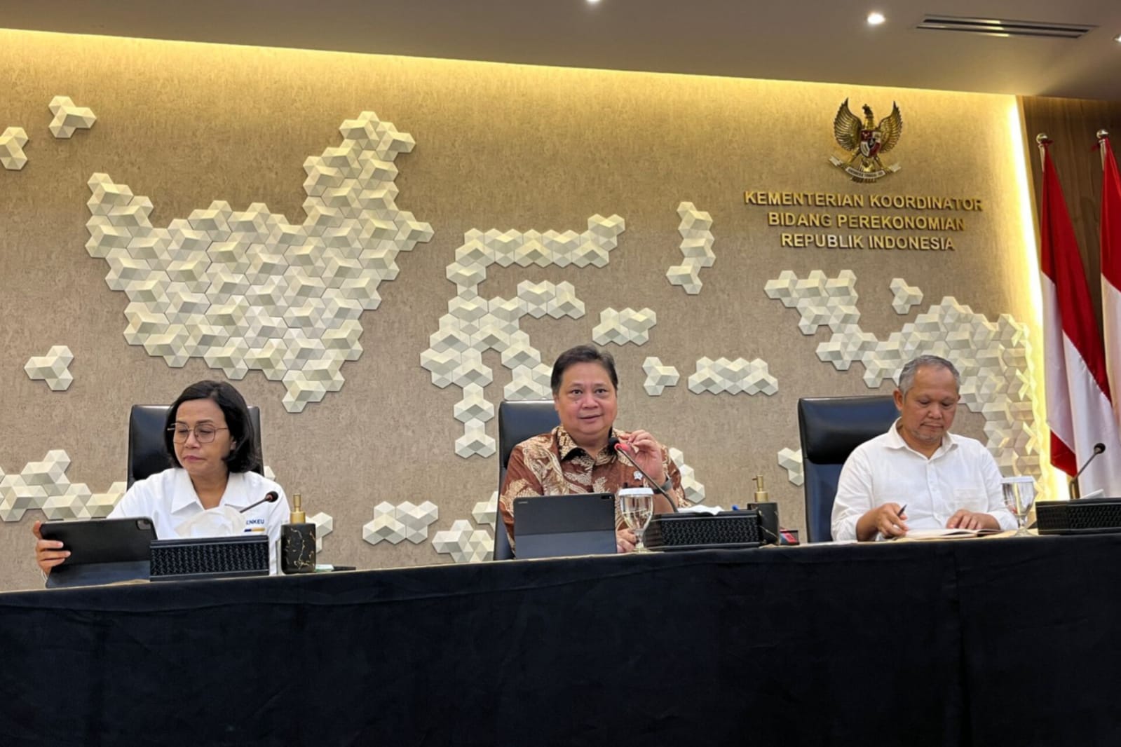 Menteri Koordinator Bidang Perekonomian (Menko Perekonomian) Airlangga Hartarto (tengah) saat konferensi pers di kantornya, Senin (6/11). - Image