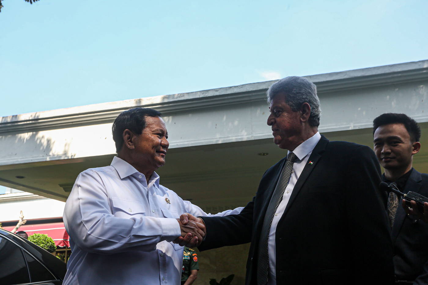 Menteri Pertahanan RI Prabowo Subianto usai bertemu dengan Duta Besar Palestina Zuhair Al-Shun di Kementerian Pertahanan, Jakarta, Senin (6/11/2023). - Image
