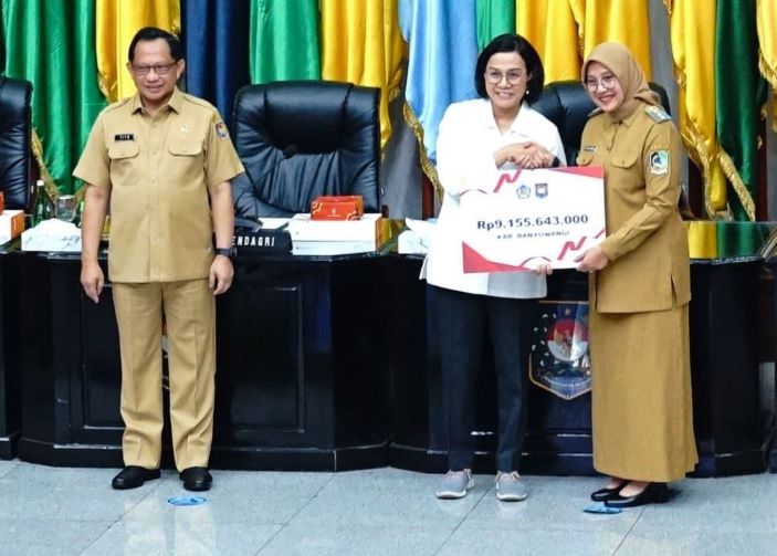 Bupati Banyuwangi Ipuk Fiestiandani menerima dana insentif dari Menteri Keuangan Sri Mulyani di Jakarta, Senin (6/11). - Image