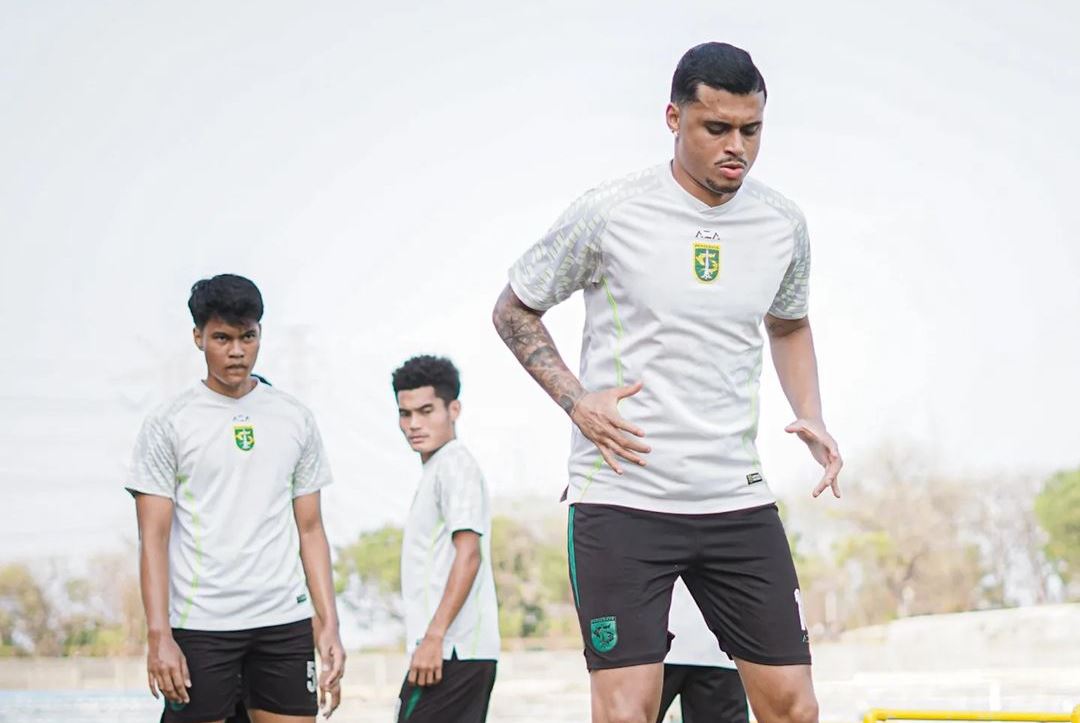 Yan Victor langsung bergabung dengan pemain Persebaya lainnya untuk mengikuti sesi latihan perdana. - Image