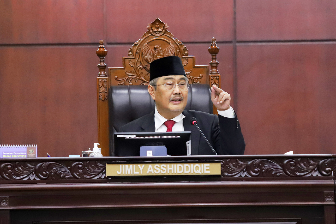 Ketua Majelis Kehormatan Mahkamah Konstitusi (MKMK) Jimly Asshiddiqie memimpin jalannya sidang putusan dugaan pelanggaran etik terhadap hakim Mahkamah Konstitusi (MK) di Mahkamah Konstitusi, Jakarta, Selasa (7/11/2023). - Image