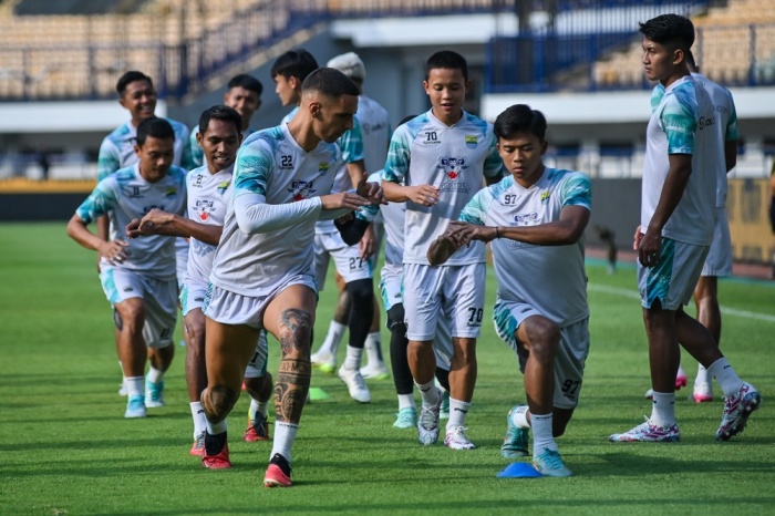 Pemain Persib Bandung intensif menggelar latihan jelang pertemuan dengan Arema FC di Stadion GBLA, Rabu (8/11). - Image