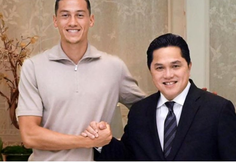 Ketua Umum PSSI Erick Thohir (kanan) dan pemain asal Belanda Jay Idzes (kiri) berfoto bersama di Jakarta, Rabu (6/9/2023) - Image