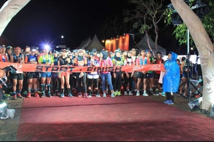 Para peserta lomba lari SangiRun 2023 dilepas di kawasan Situs Sangiran. - Image