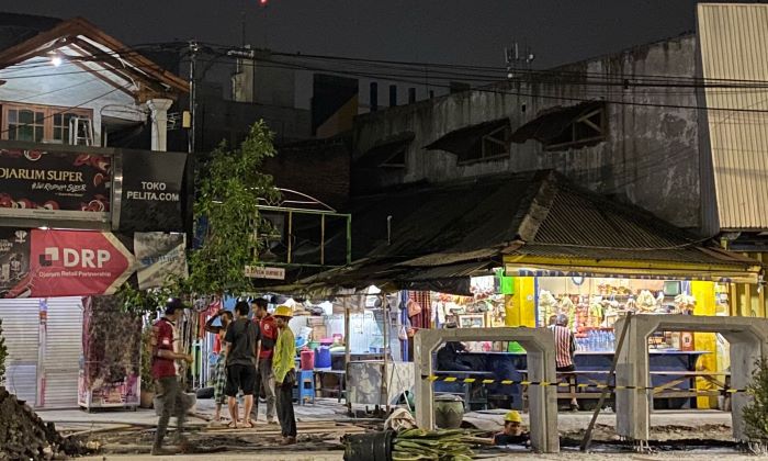Proyek gorong-gorong di Jalan Kapasan Surabaya. - Image