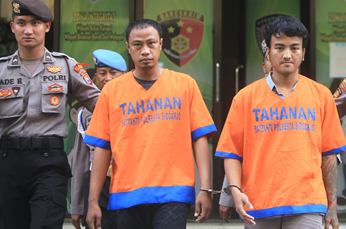 WARGA SURABAYA: Dua pelaku kasus pencurian dengan kekerasan dihadirkan dalam rilis kasus di Mapolresta Sidoarjo kemarin. - Image