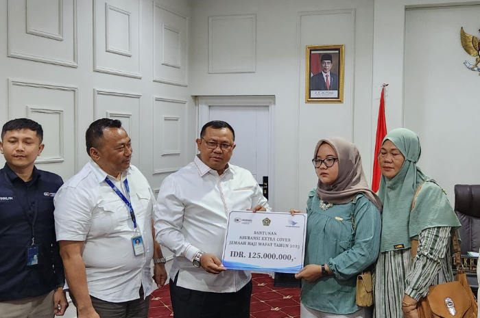 Penyerahan asuransi ekstra cover kepada ahli waris jemaah haji 1444 H yang meninggal di pesawat - Image