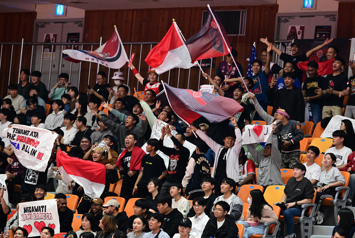 Potret Suporter Indonesia saat hadir dukung Megawati Hangestri dan Jung Kwan Jang Red Spark di Gwangju Pepper Stadium./KOVO - Image
