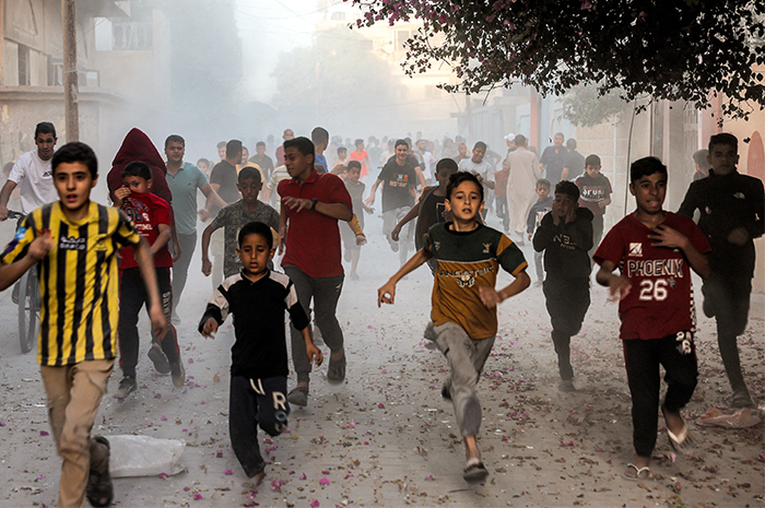 Anak-anak Palestina berlarian dari pemboman Israel di Rafah, Jalur Gaza selatan, 6 November 2023. (Muhammad Abed/AFP) - Image