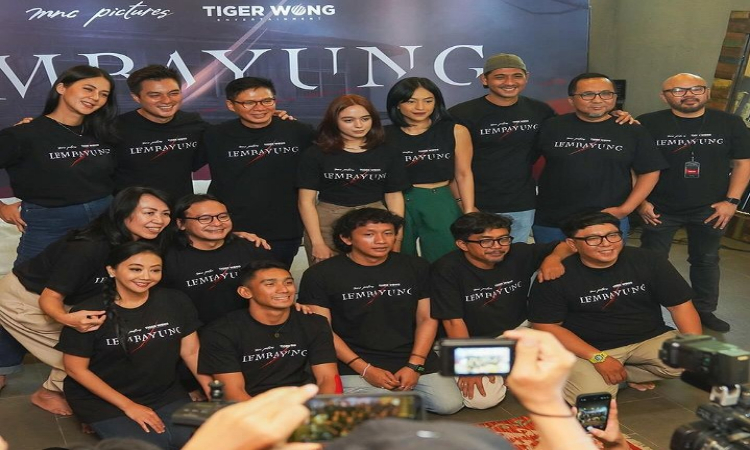 Jajaran pemain dan tim produksi film horor terbaru "Lembayung" saat prosesi syukuran sebelum syuting film dilaksanakan di Jakarta, Rabu (8/11). - Image