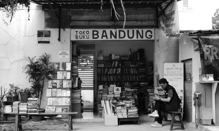 Toko Buku Bandung di Jalan Garut, satu komplek dengan Perpustakaan Ajip Rosidi, Bandung, Kamis (3/8)./ Fitri Amanda/BandungBergerak.id - Image