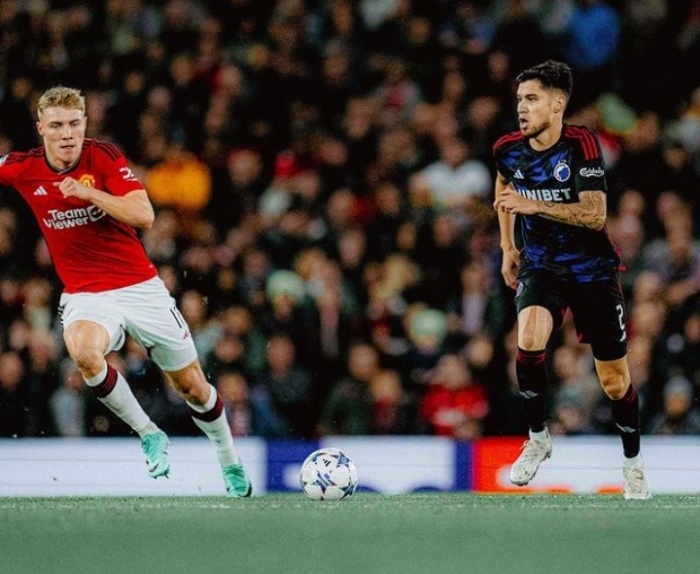 Aksi Kevin Diks (kanan) saat menghadapi Manchester united di Liga Champions 2023/2024. (Instagram/@kevindiks) - Image