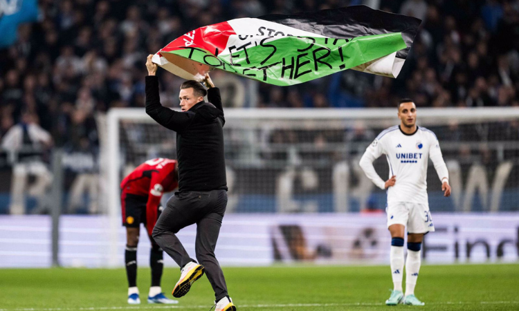 Potret pitch invader pada laga Manchester United vs Copenhagen / sumber: Twitter @idextratime - Image