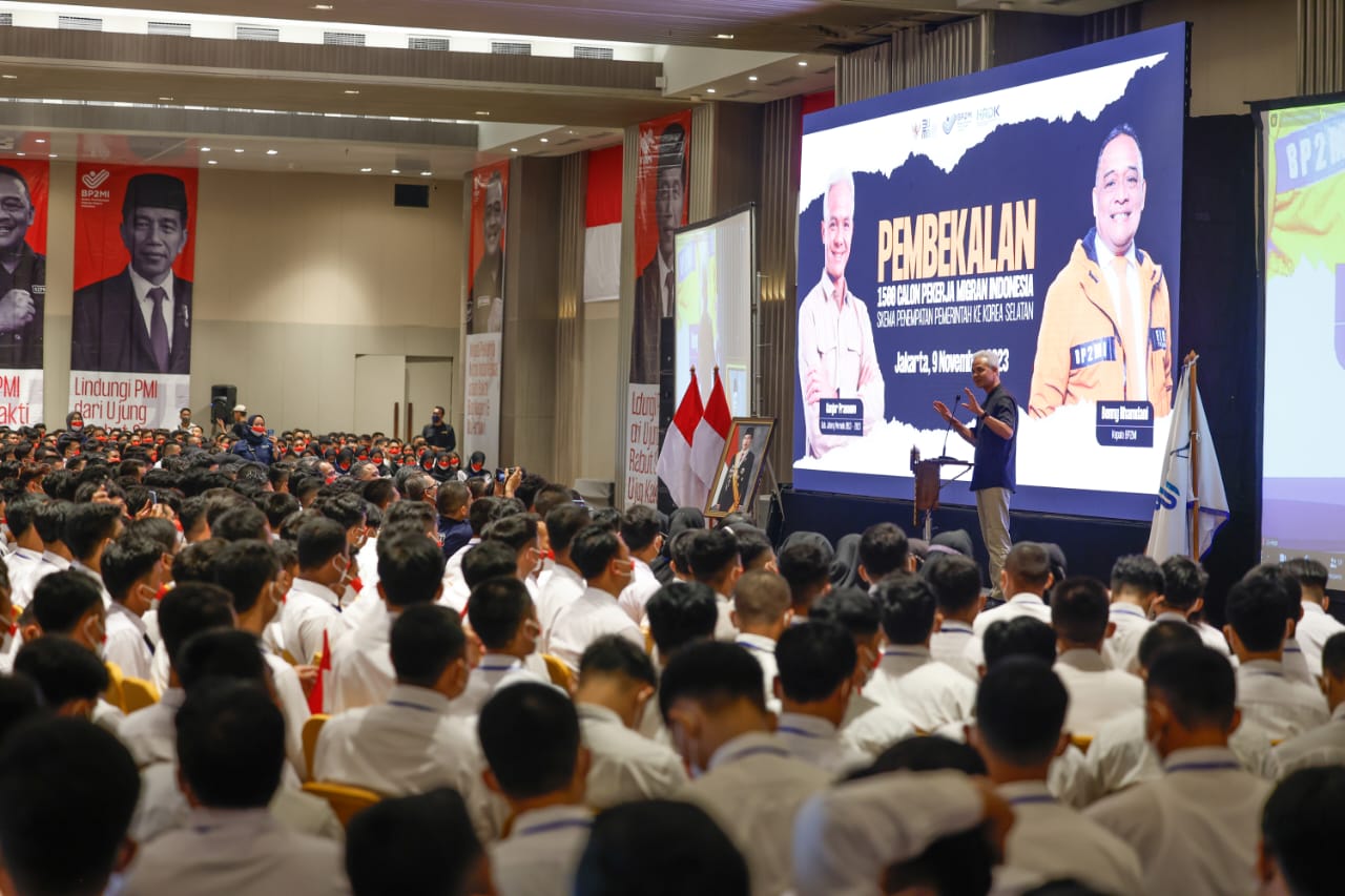 Bacapres Ganjar Pranowo saat memberikan pembekalan kepada 1.500 calon pekerja migran Indonesia yang akan ditempatkan di Korea Selatan. (Istimewa) - Image