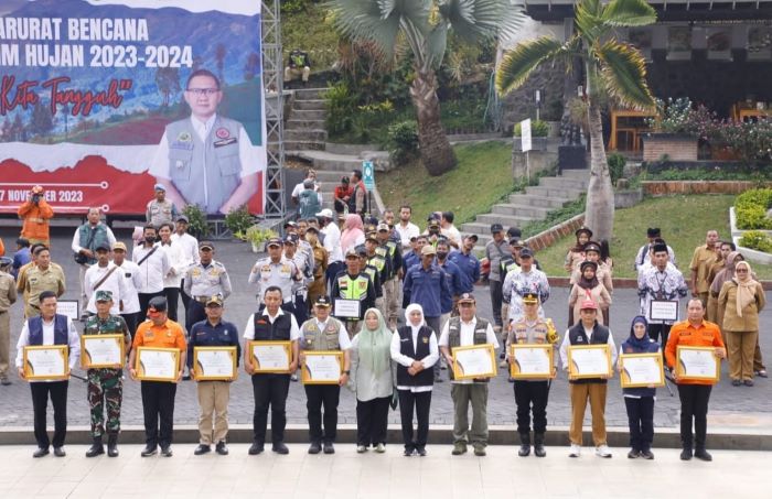 Gubernur Jatim Khofifah Indar Parawansa menyerahkan piagam penghargaan kepada sejumlah pihak sebagai apresiasi atas upaya penanganan dan pemadaman Karhutla di Jatim. - Image