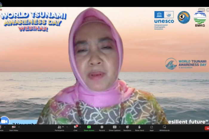 Kepala BMKG Dwikorita Karnawati menjelaskan kurangnya efektif peringatan dini terkait ancaman tsunami aktivitas non tektonik dalam World Tsunami Awareness Day Webinar, Selasa (7/11). Sumber: BMKG - Image