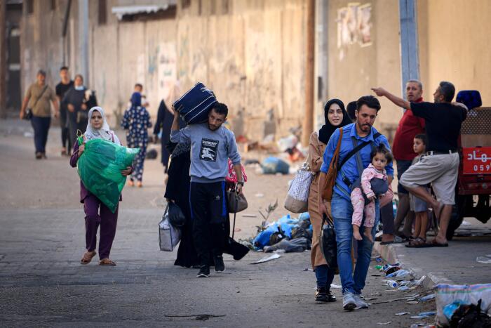 Potret evakuasi warga Palestina di Gaza setelah serangan Israel pada Oktober lalu - Image